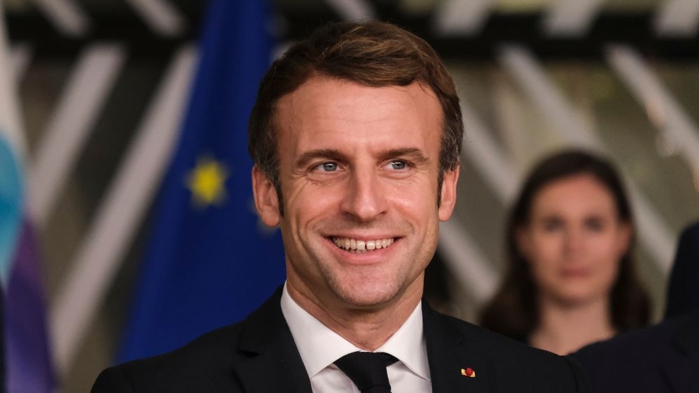 Komentář: Macron si oddychl, vyhráno ale ještě nemá